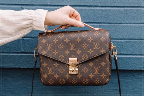 false louis vuitton logos